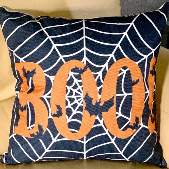 18"x18" Orange Black Halloween Spider Web Flying Bats "Boo!" Pillow Cover New - Picture 1 of 2